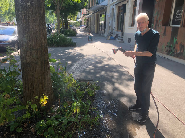 Le coiffeur qui plante des fleurs