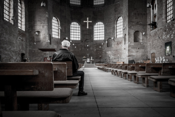 homme_seul_eglise